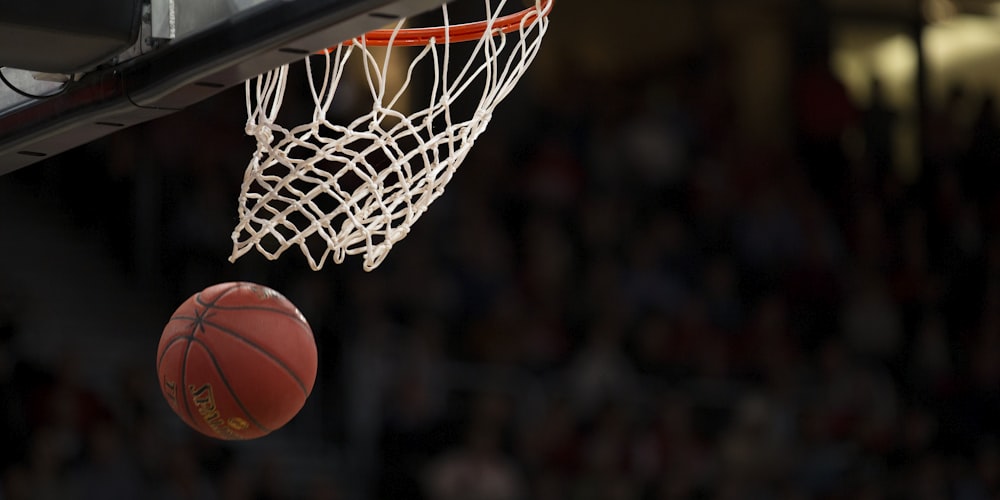 NBA赛场激烈对抗瞬间，球员腾空上篮
